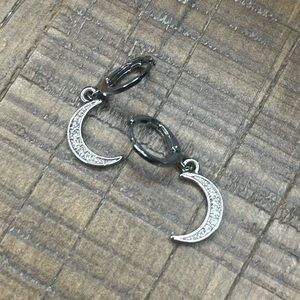 💎 3 FOR $20 JEWELRY 💎 Silver Crescent Moon Earrings